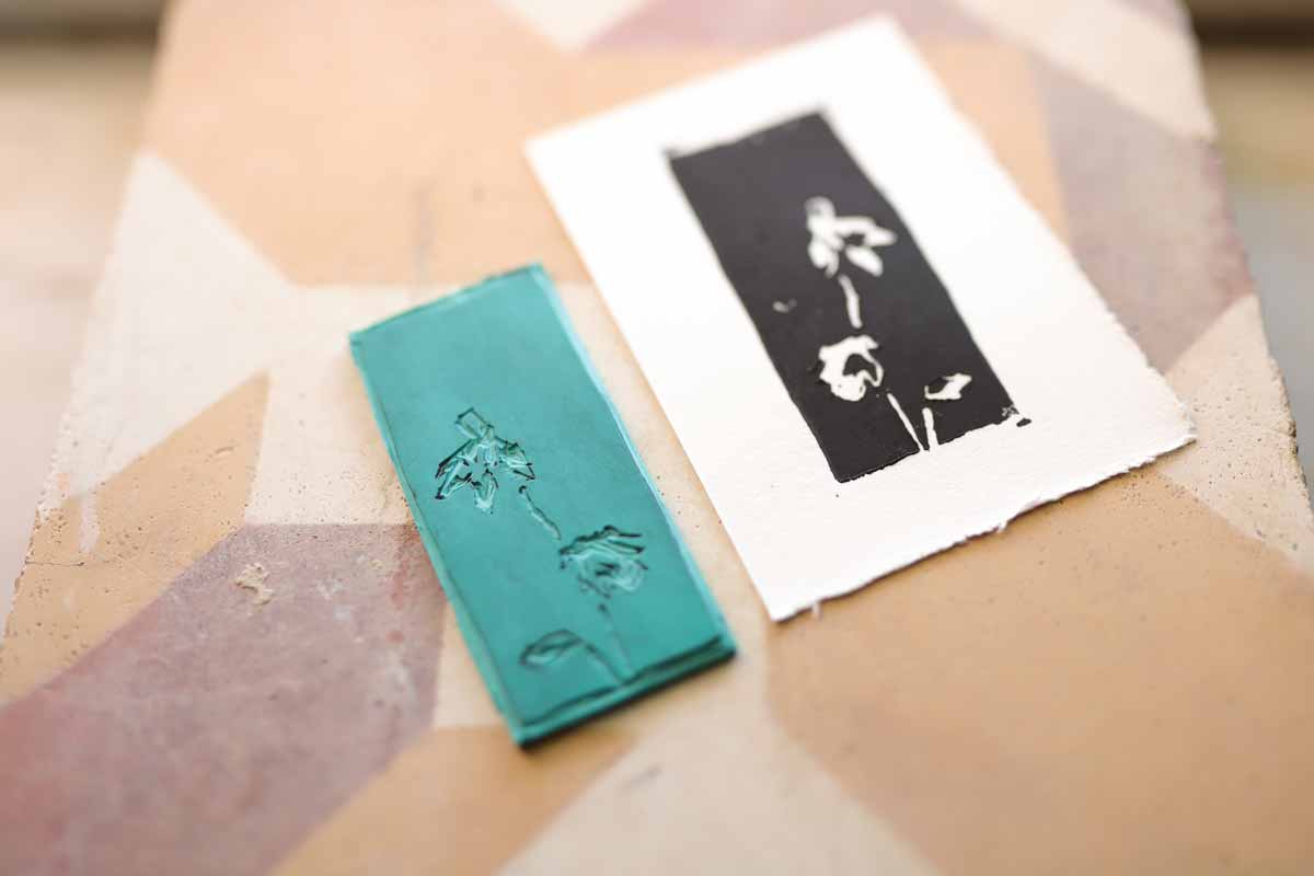 Linograbado de flores en Ars Gaia grabado en linóleo